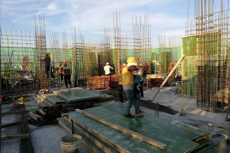 钢化膜塑面建筑模板：33层高楼一套模板直封顶的施工奇迹  